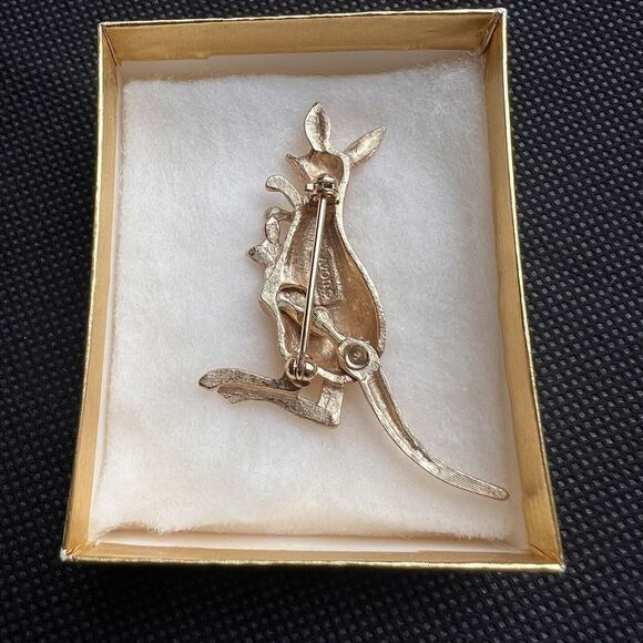 1975 VINTAGE AVON FASHION ACCENTS IN JEWELRY Kangaroo Gold-tone Pin 2.0 in - Picture 7 of 13
